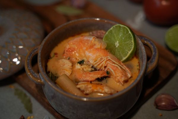 Savourez notre délicieuse recette de curry de crevettes à la noix de coco et à la citronnelle !